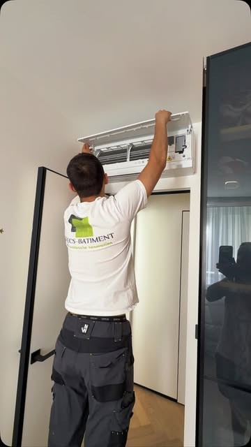 Technicien Virecs-Batiment intervenant sur une unité murale