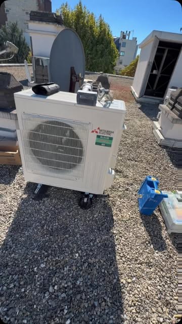 Groupe extérieur Mitsubishi Electric sur une toiture-terrasse à Neuilly-sur-Seine
