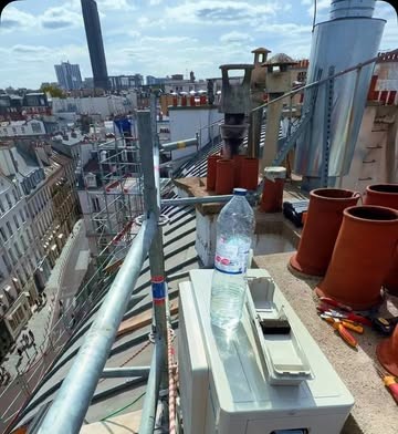 Installation sur les toits de Paris 6ᵉ, tour Eiffel à l’horizon